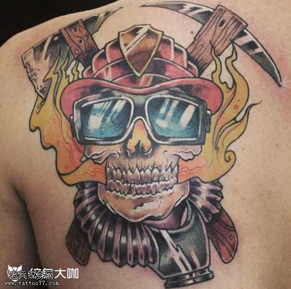 背部骷髅纹身图案