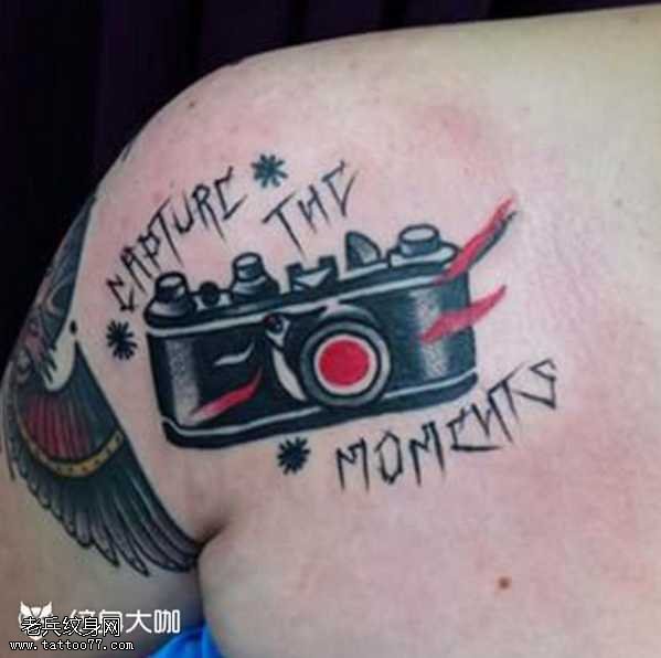 背部相机纹身图案