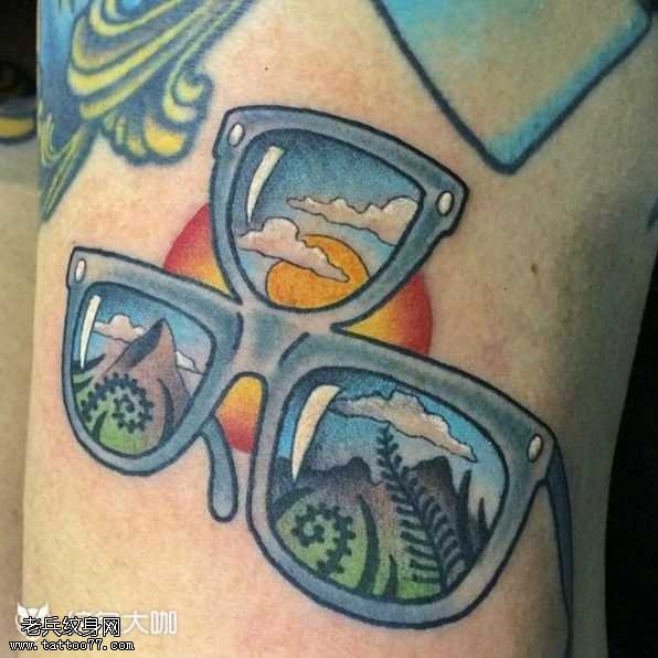 腿部三眼镜纹身图案