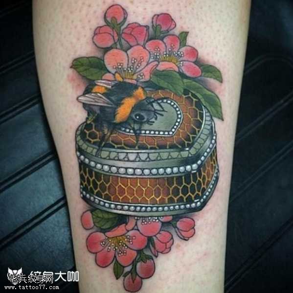 腿部蜂蜜纹身图案