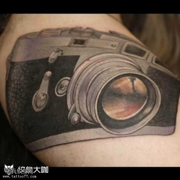 腿部相机纹身图案