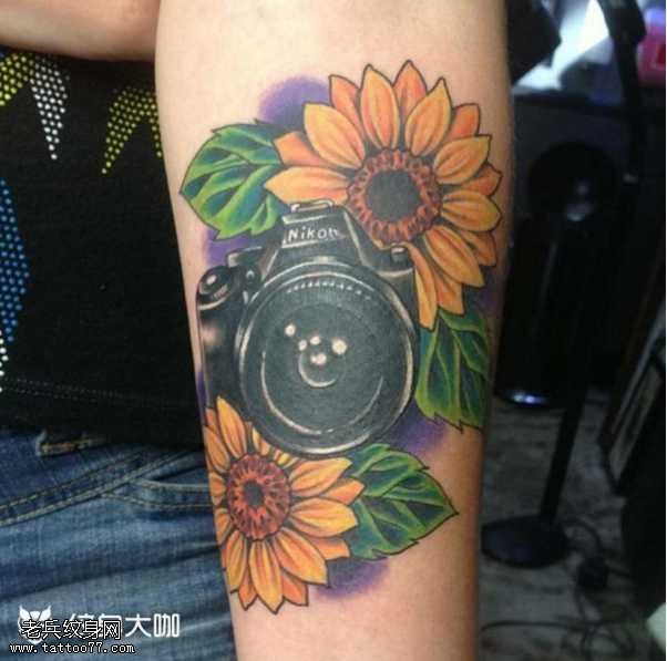 腿部个性相机纹身图案