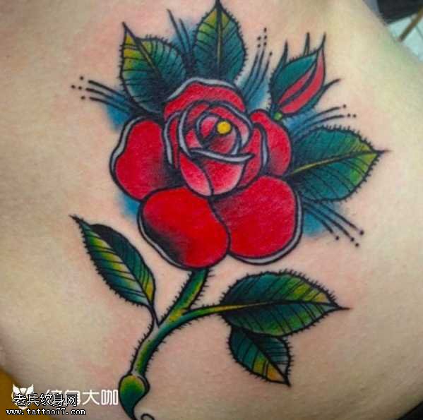 肩部玫瑰纹身图案
