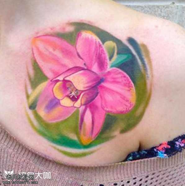 肩部粉花朵纹身图案