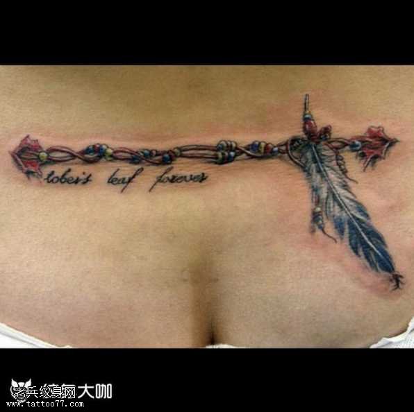 胸部羽毛纹身图案