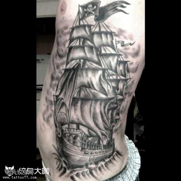 腰部黑灰船纹身图案