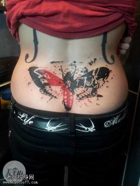 腰部飞蛾纹身图案