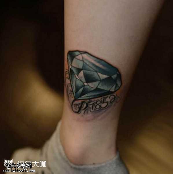 腿部钻石纹身图案