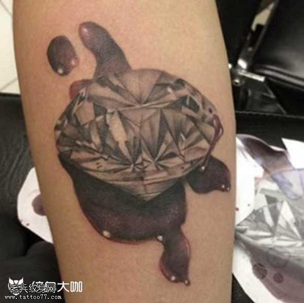 逼真钻石纹身图案