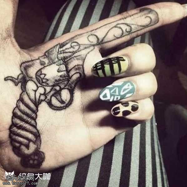 手部手枪纹身图案