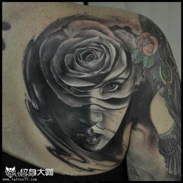 肩部玫瑰脸纹身图案
