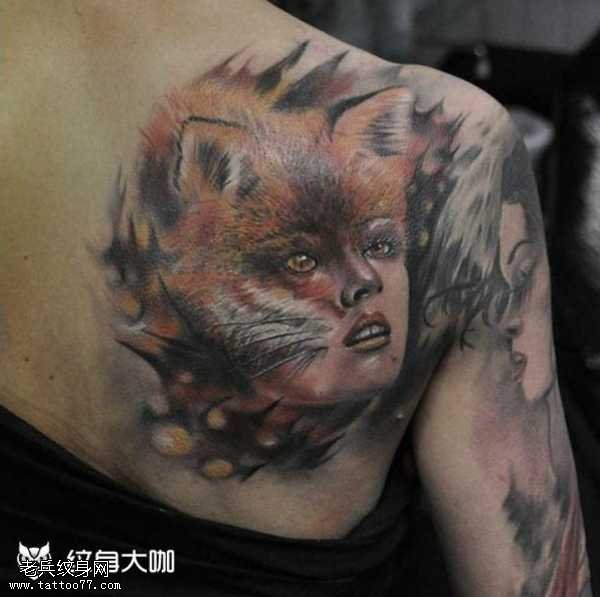 肩部猫人纹身图案