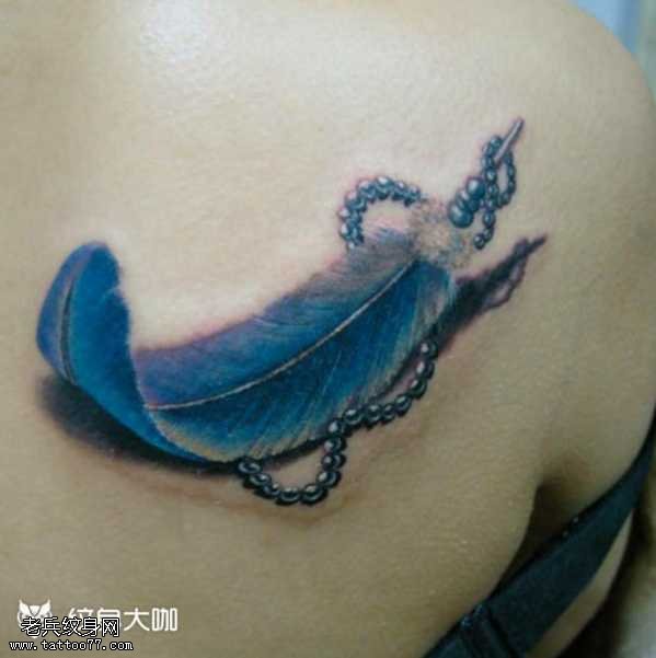 背部羽毛纹身图案
