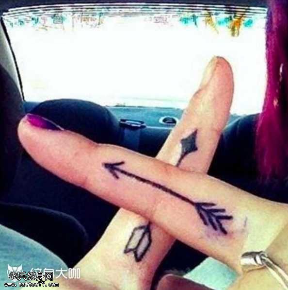 手指射箭纹身图案