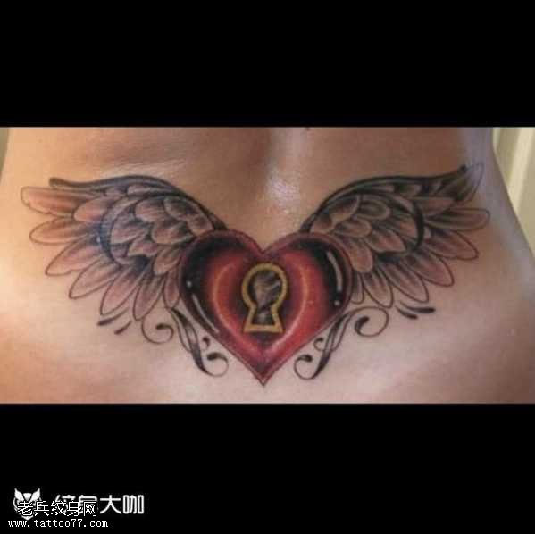 腰部锁翅膀纹身图案