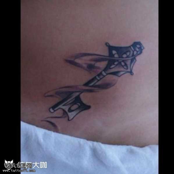 腰部钥匙纹身图案