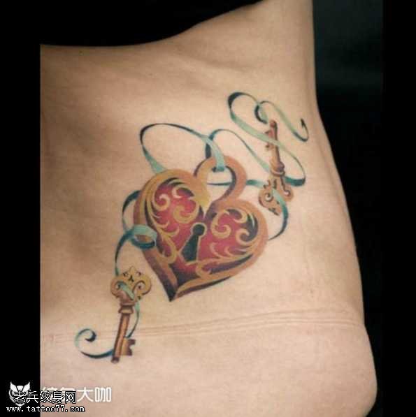 腰部钥匙纹身图案