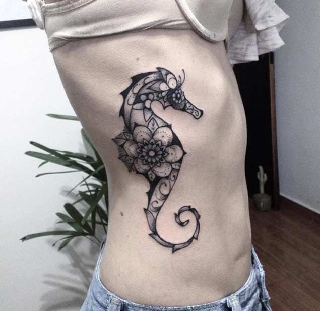 女性侧肋上帅气的海马图腾纹身图案