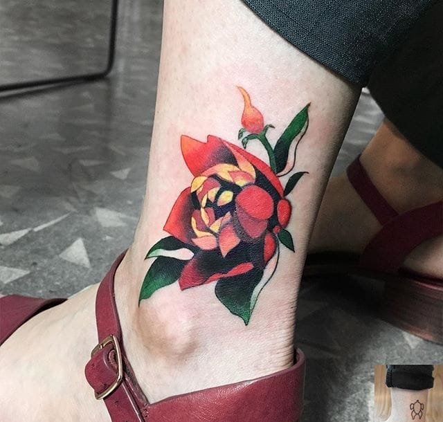 脚踝上的彩色的鲸鱼尾巴图案纹身