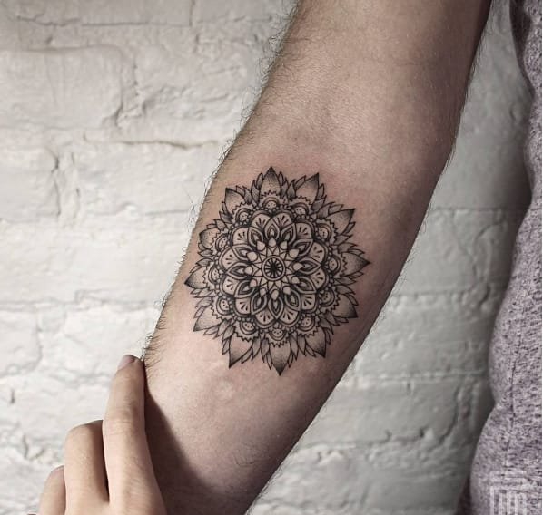 女性手腕外的花朵纹身图案