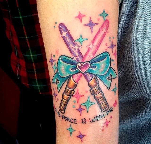 少女心爆棚的粉色魔杖纹身图案来自劳拉那齐