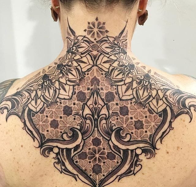 大腿上抽象复杂的图腾纹身图案