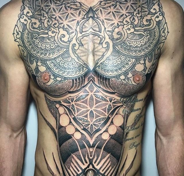 大腿上抽象复杂的图腾纹身图案