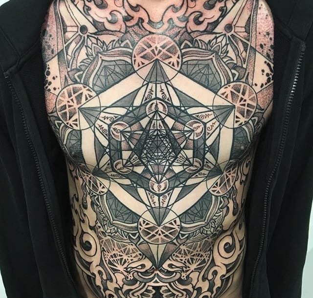 大腿上抽象复杂的图腾纹身图案