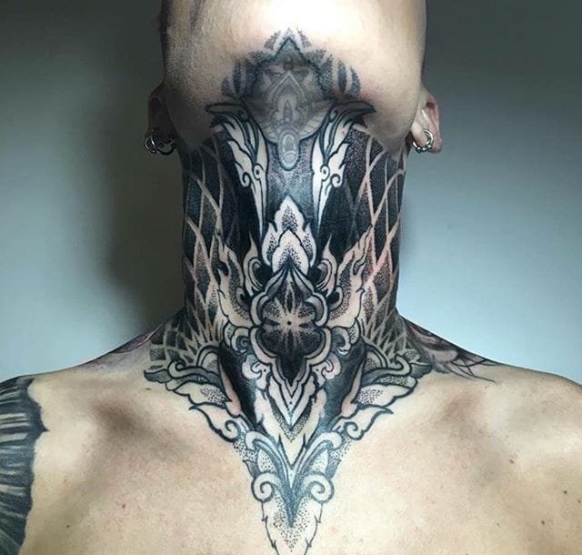 大腿上抽象复杂的图腾纹身图案