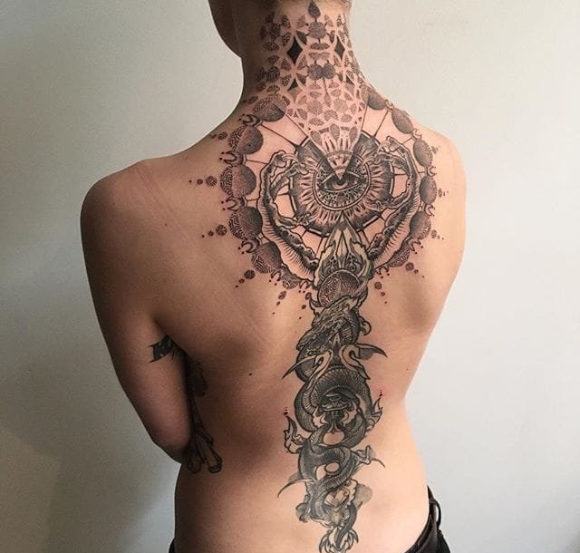 大腿上抽象复杂的图腾纹身图案