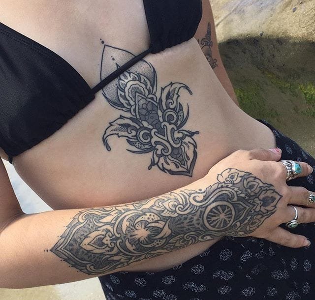 大腿上抽象复杂的图腾纹身图案