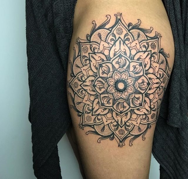 大腿上抽象复杂的图腾纹身图案