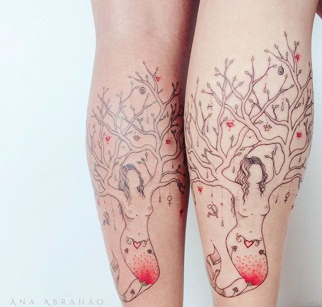 女性手臂上的浅彩色微型树纹身图案
