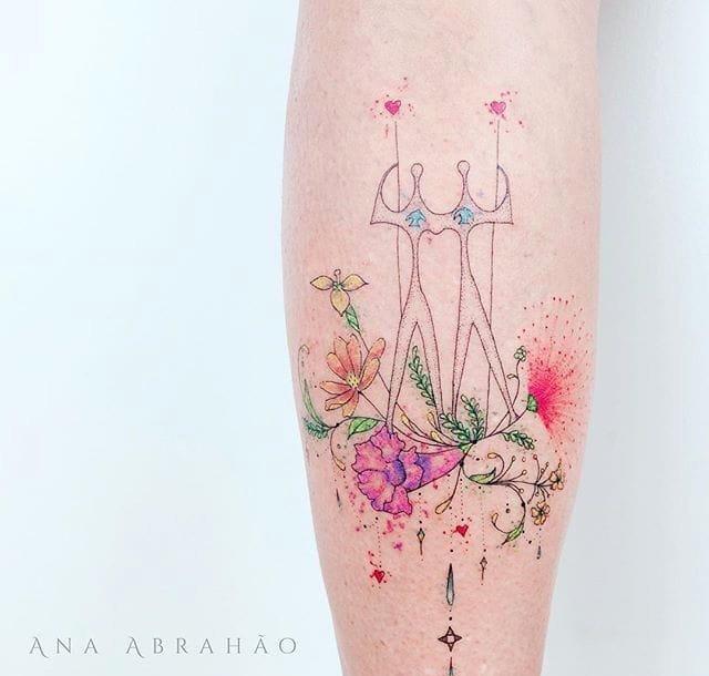 女性手臂上的浅彩色微型树纹身图案