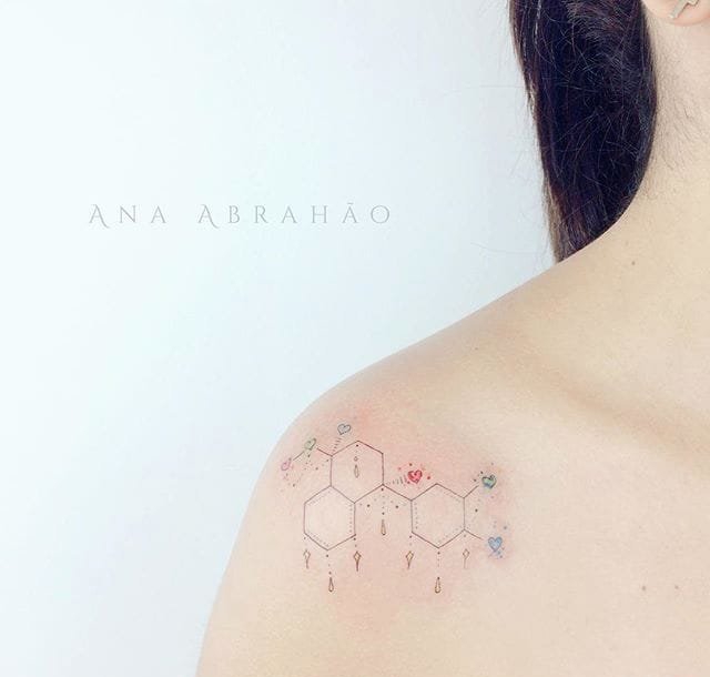 女性手臂上的浅彩色微型树纹身图案