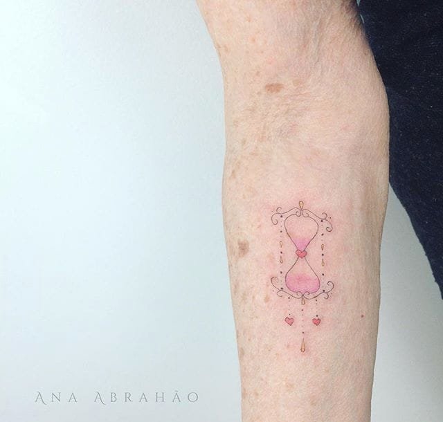 女性手臂上的浅彩色微型树纹身图案