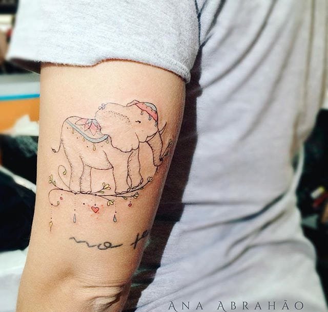 女性手臂上的浅彩色微型树纹身图案