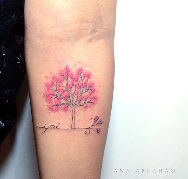 女性手臂上的浅彩色微型树纹身图案