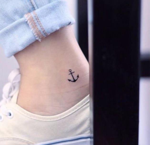 背上微小的日月纹身图案女生小清新