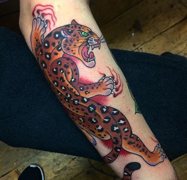 传统风格玫瑰花里的大猩猩纹身图案