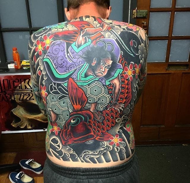 传统风格玫瑰花里的大猩猩纹身图案