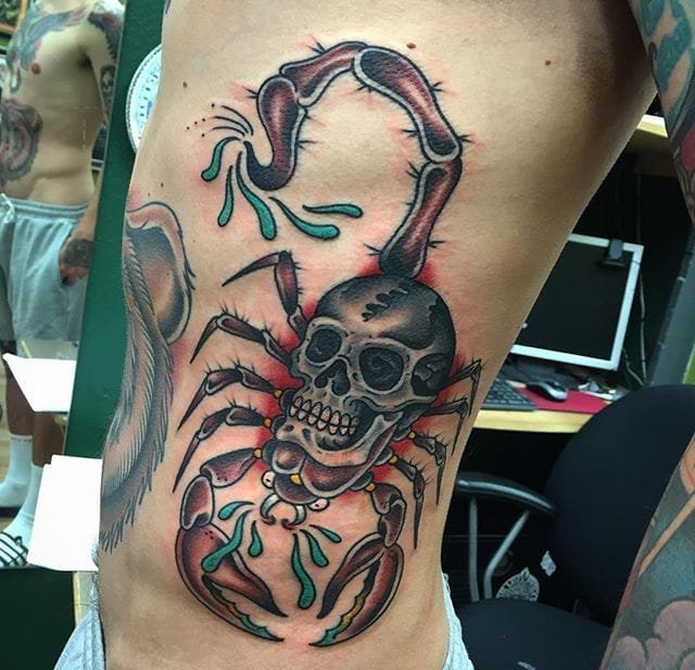 传统风格玫瑰花里的大猩猩纹身图案