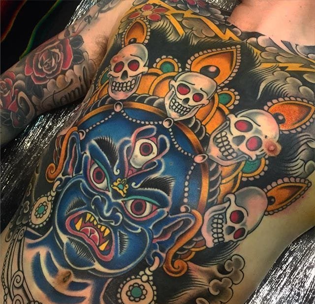 传统风格玫瑰花里的大猩猩纹身图案