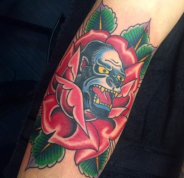 传统风格玫瑰花里的大猩猩纹身图案