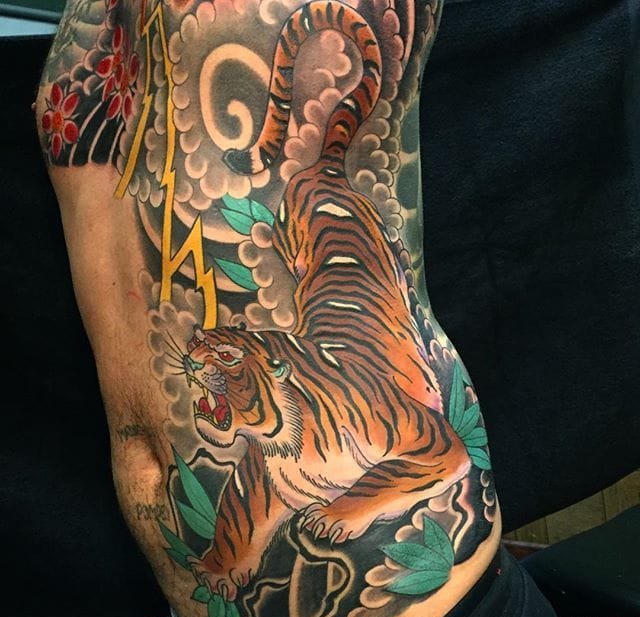 传统风格玫瑰花里的大猩猩纹身图案