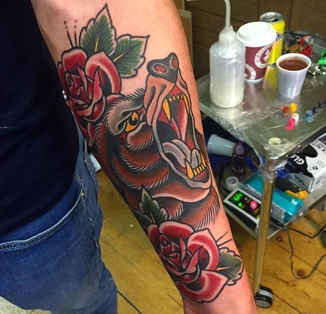 传统风格玫瑰花里的大猩猩纹身图案