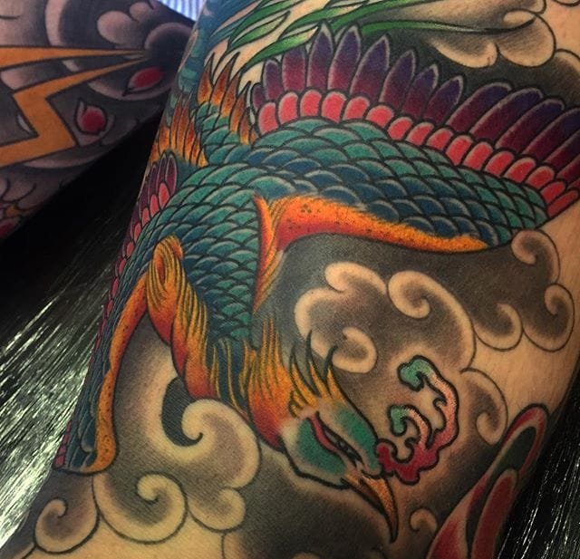 传统风格玫瑰花里的大猩猩纹身图案