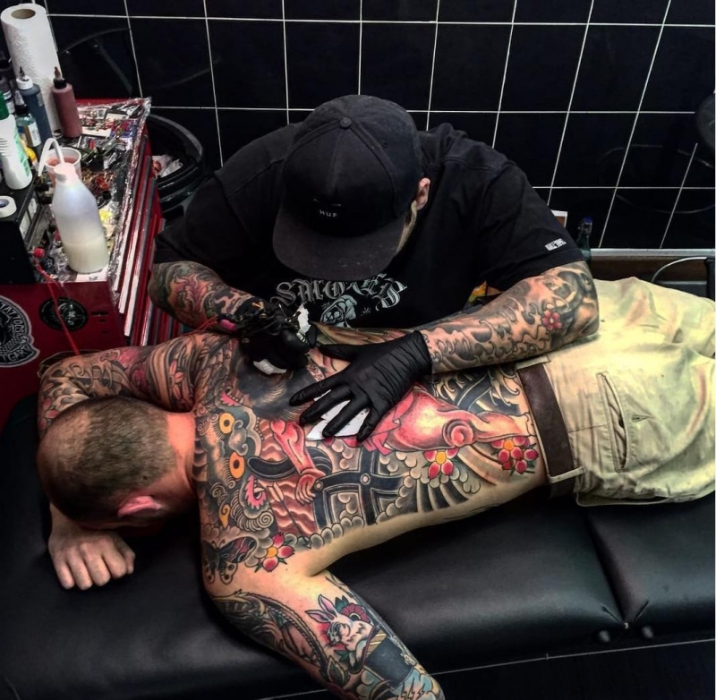 传统风格玫瑰花里的大猩猩纹身图案