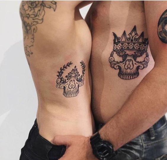 情侣侧肋黑色点刺骷髅头纹身图案