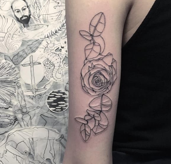 大腿上帅气的线条马纹身图案